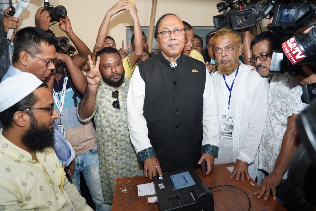 ভোট দিয়েছেন মেয়র প্রার্থী খায়রুজ্জামান লিটন, বিভিন্ন কেন্দ্র পরিদর্শন