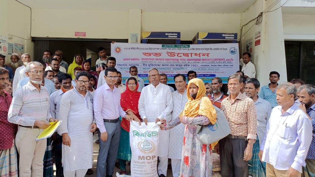 রাণীনগরে কৃষকদের মাঝে প্রণোদনার বীজ ও সার বিতরণের উদ্বোধন