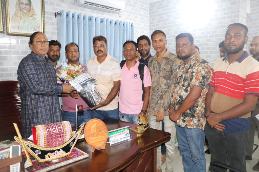 পুনঃনির্বাচিত মেয়র খায়রুজ্জামান লিটনকে ফুলেল শুভেচ্ছা জ্ঞাপন