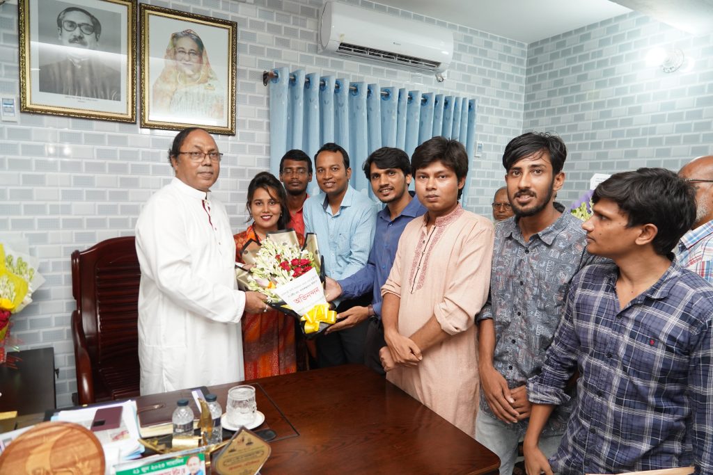 পুনঃনির্বাচিত মেয়র লিটনকে ফুলেল শুভেচ্ছা জ্ঞাপন