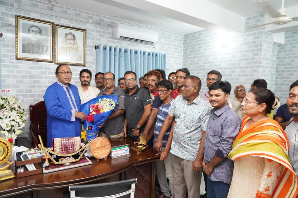 পুনঃনির্বাচিত মেয়র খায়রুজ্জামান লিটনকে ফুলেল শুভেচ্ছা জ্ঞাপন