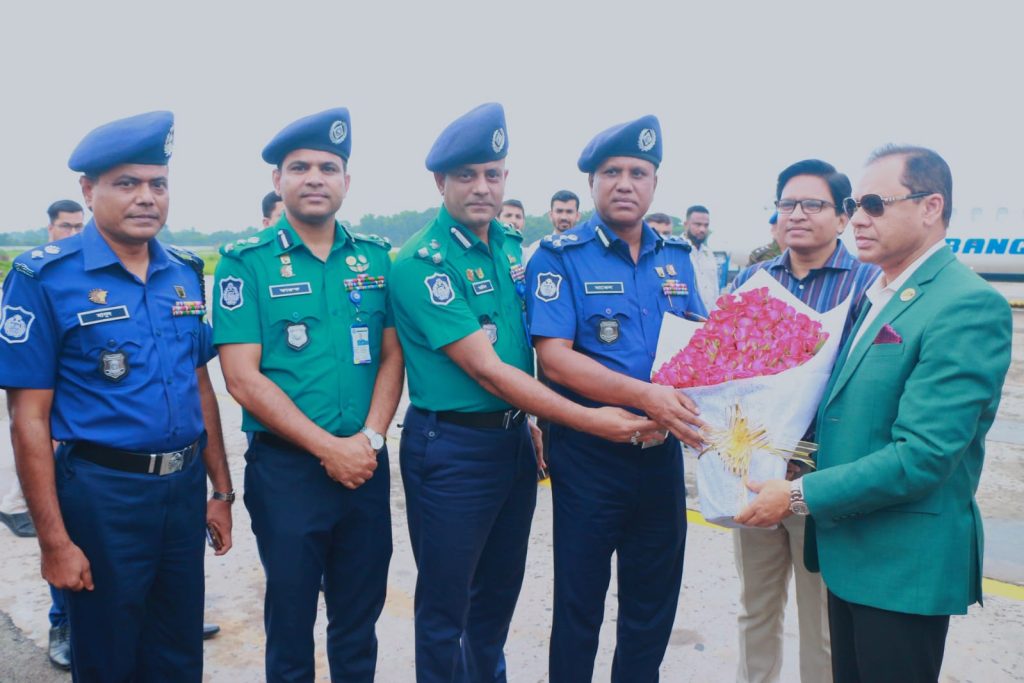 রাজশাহী বিমানবন্দরে সেনাপ্রধানকে ফুলেল শুভেচ্ছা
