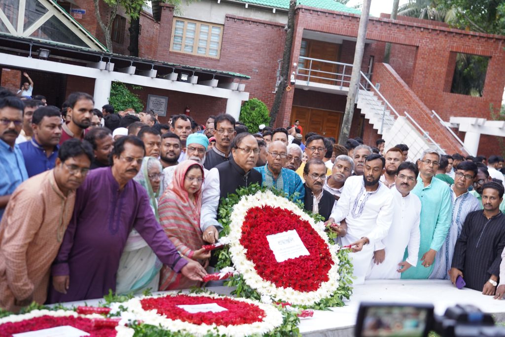 টুঙ্গিপাড়ায় বঙ্গবন্ধুর সমাধীতে রাসিকের পুনঃনির্বাচিত মেয়র লিটনের শ্রদ্ধা 
