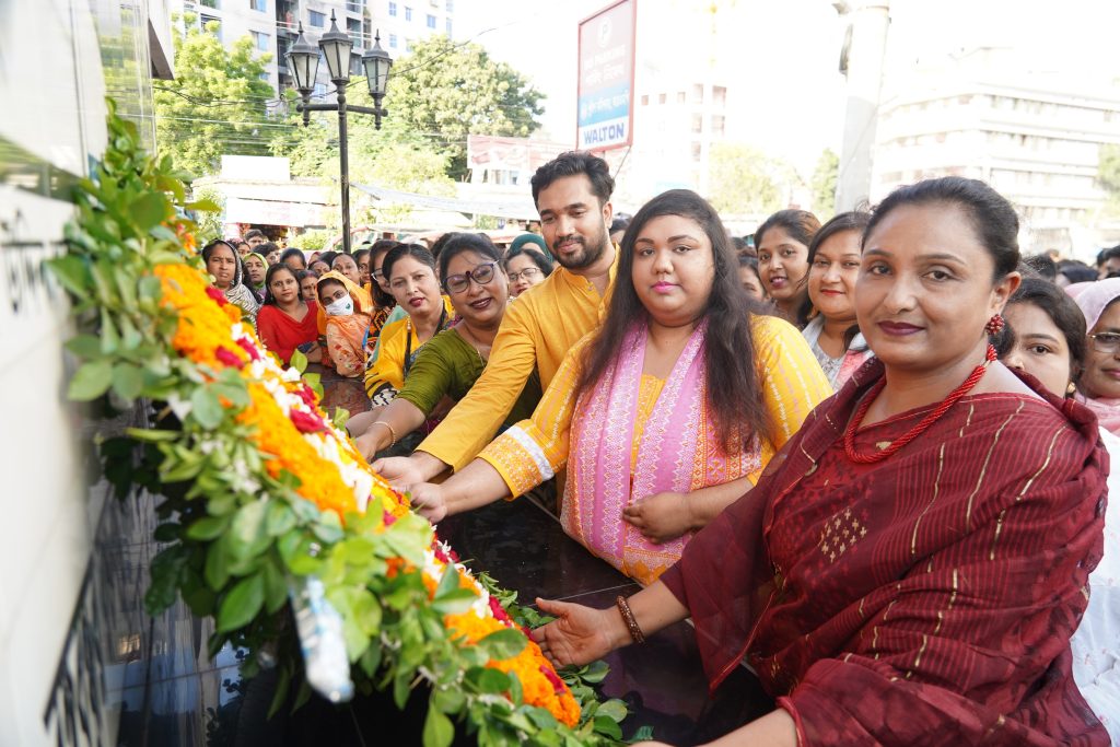 বঙ্গবন্ধু সহ জাতীয় চার নেতার প্রতিকৃতিতে ডা. অর্ণা জামানের শ্রদ্ধা 