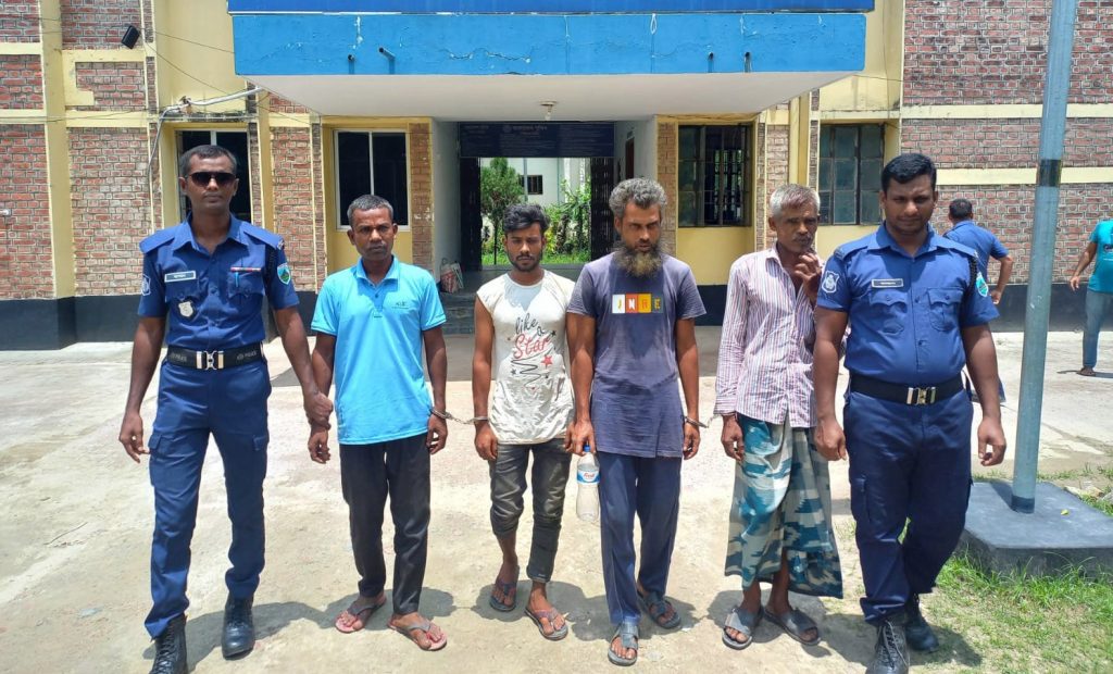 রাণীনগরে লাখ টাকার হেরোইনসহ গ্রেফতার ৪