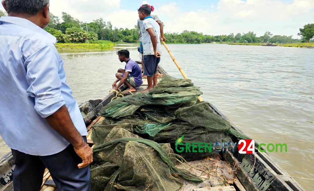 রাণীনগরে নদী থেকে অবৈধ কারেন্ট ও রিং জাল জব্দ, জরিমানা আদায়