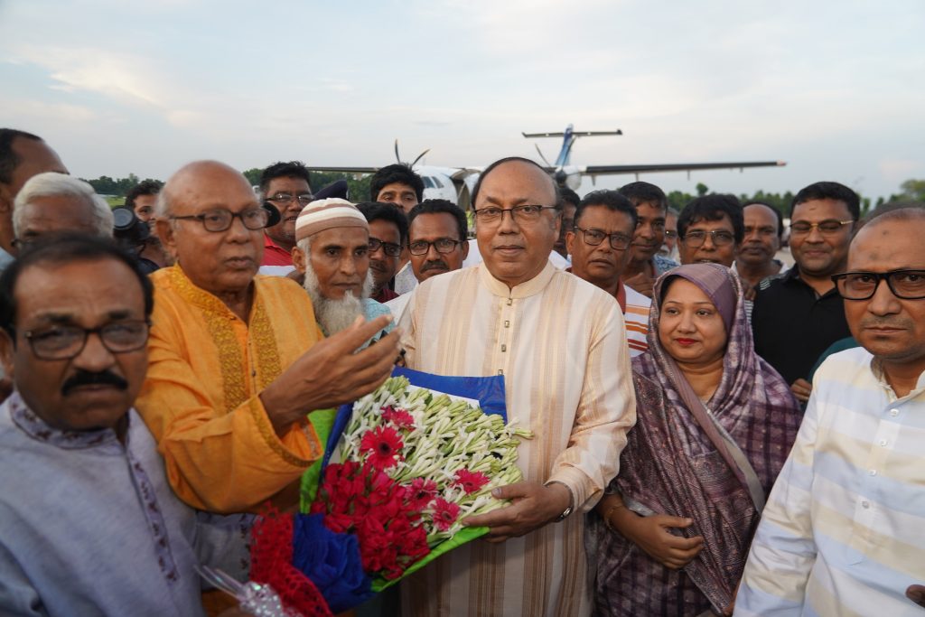 রাজশাহী বিমানবন্দরে ফুলেল শুভেচ্ছায় সিক্ত হলেন নগরপিতা