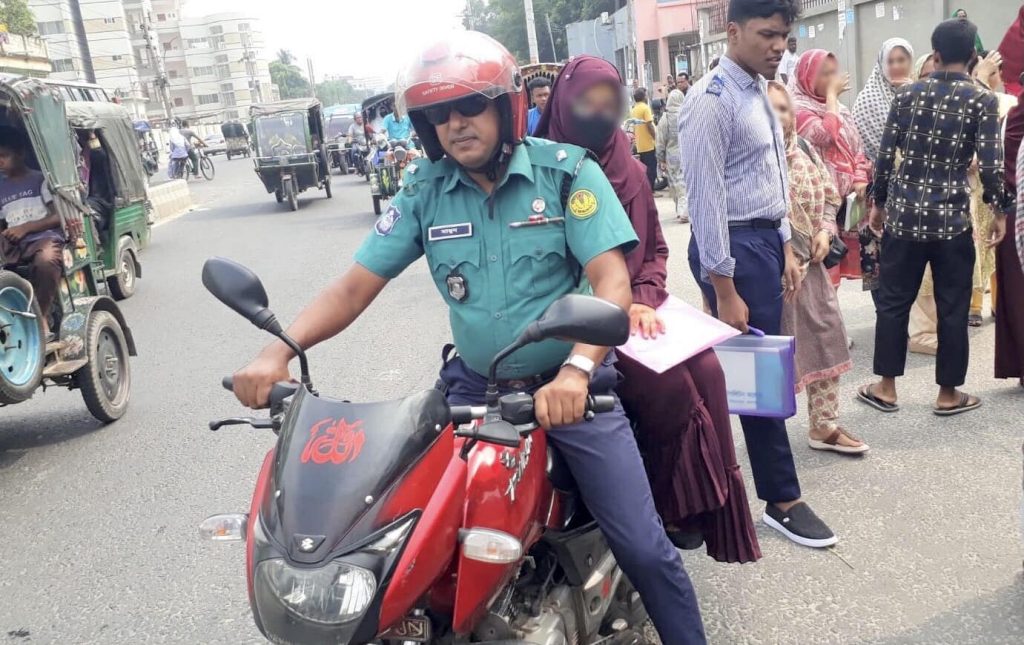 রাজশাহীতে কেন্দ্র ভুল করা পরীক্ষার্থীকে বাইকে করে পৌঁছে দিল পুলিশ