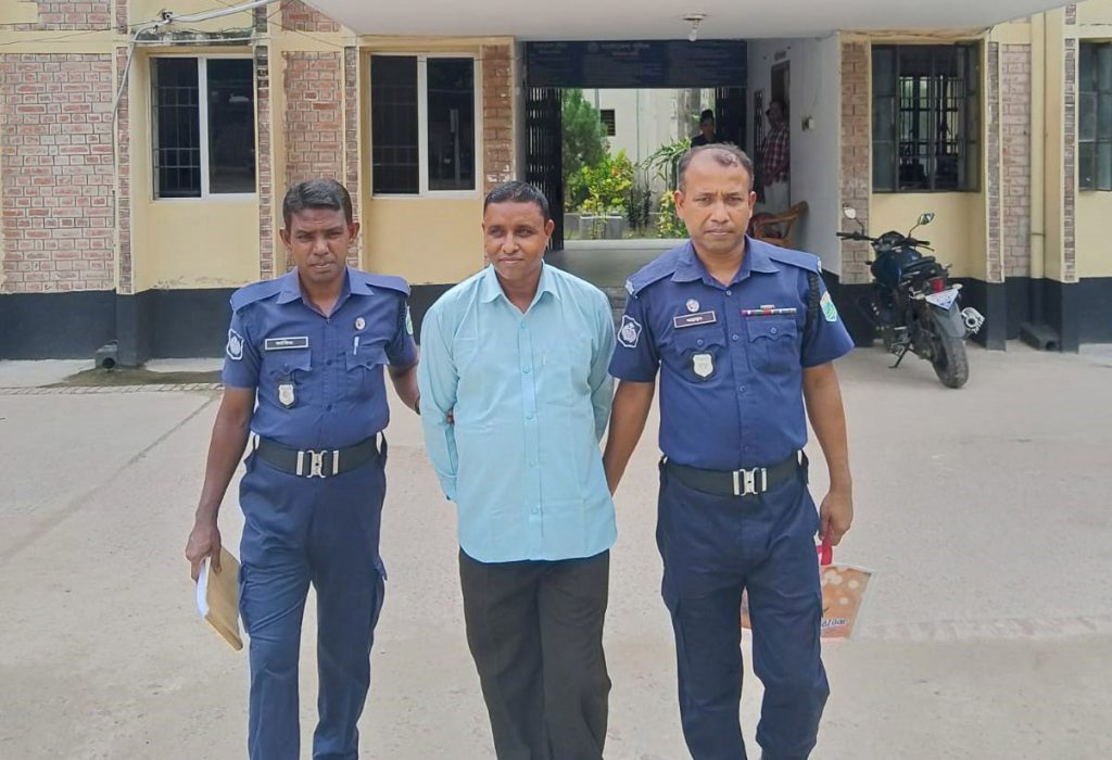 তিন বছরের সাজা এড়াতে চার বছর পলাতক, অবশেষে গ্রেফতার