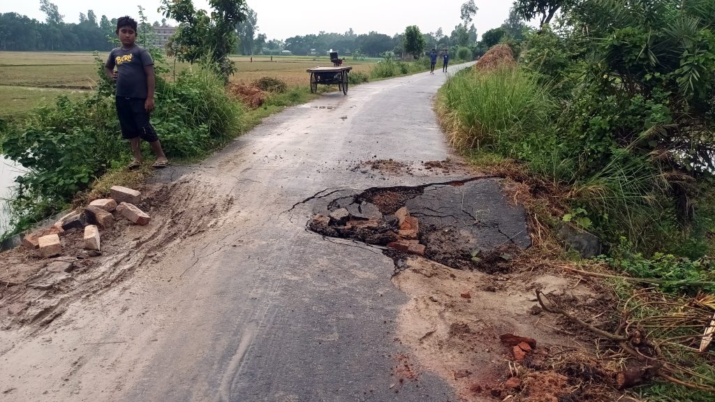 রাণীনগরে গ্রামীণ সড়কের কালভার্ট ভেঙে চলাচলে দুর্ভোগ