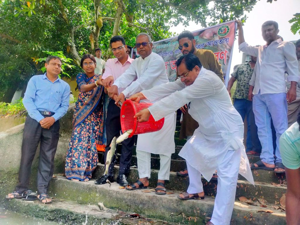 রাণীনগরে ৮টি জলাশয়ে পোনা মাছ অবমুক্তকরণ