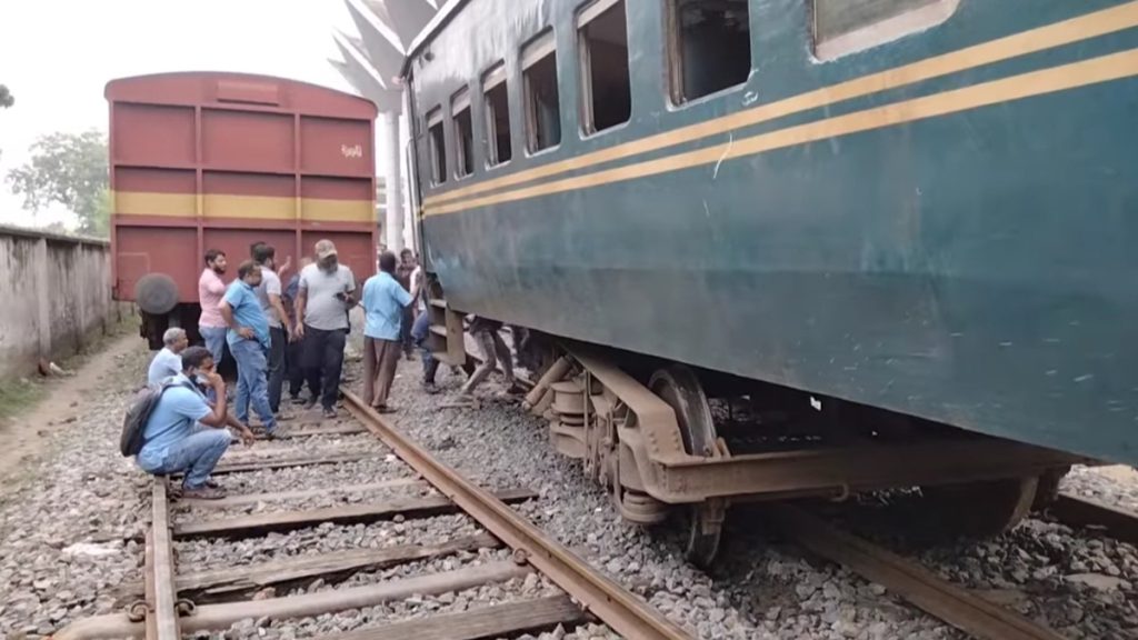 লাইনচ্যুতির ৩ ঘণ্টা পর রাজশাহী-চাঁপাইনবাবগঞ্জ রুটে ট্রেন চলছে