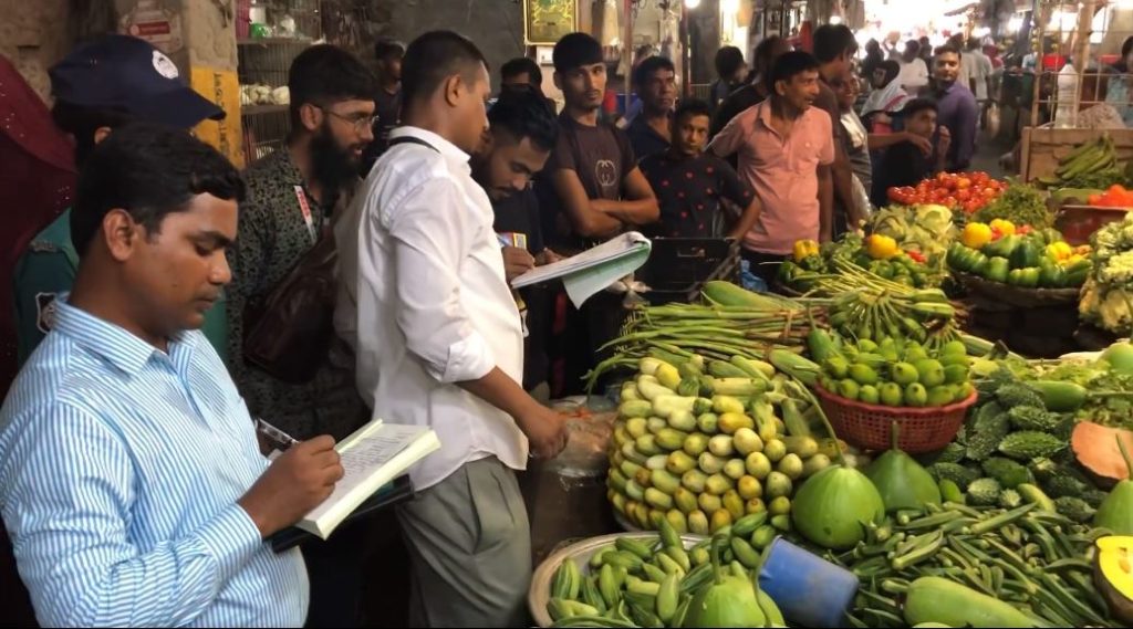 সাহেববাজারে ভোক্তা অধিকারের অভিযান, তিন ব্যবসায়ীকে জরিমানা