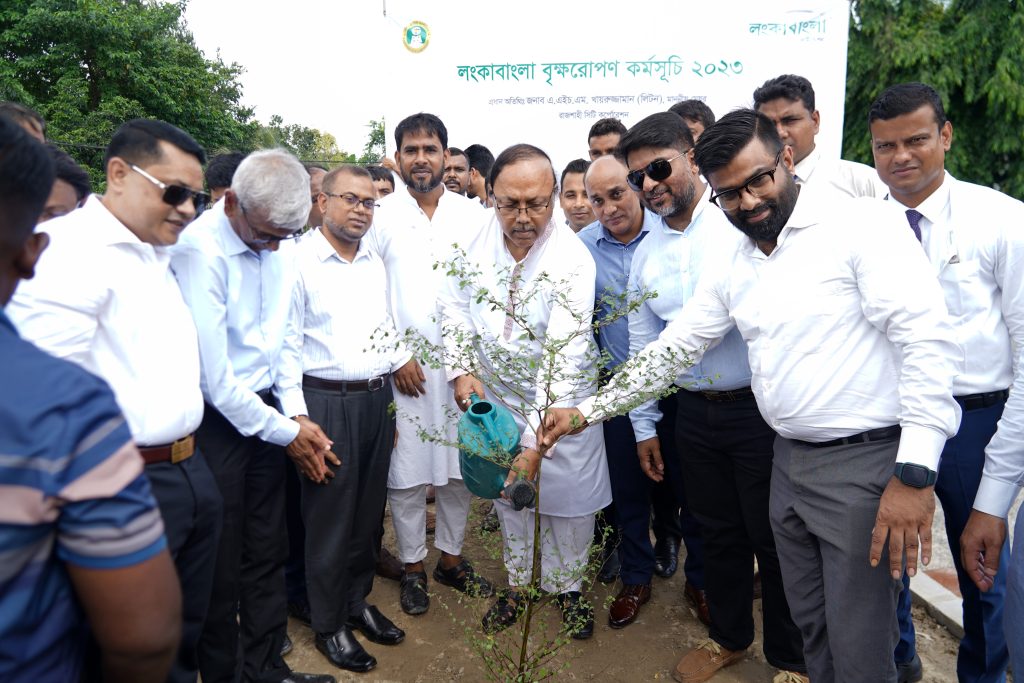 রাজশাহী নগরীর সড়ক বিভাজনে লংকা বাংলার বৃক্ষরোপণ কার্যক্রমের উদ্বোধন