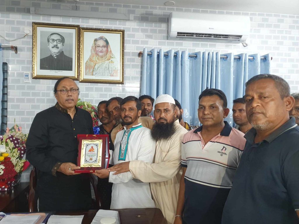 রাসিক মেয়রের সাথে জেলা ও মহানগর স্বর্ণশিল্প শ্রমিক ইউনিয়নের নেতৃবৃন্দের সাক্ষাৎ