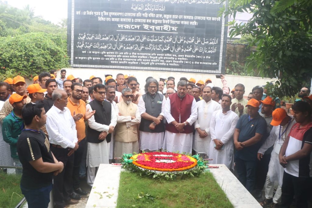 শহীদ এএইচএম কামারুজ্জামানের সমাধিতে কেন্দ্রীয় যুবলীগের নেতৃবৃন্দের শ্রদ্ধা নিবেদন