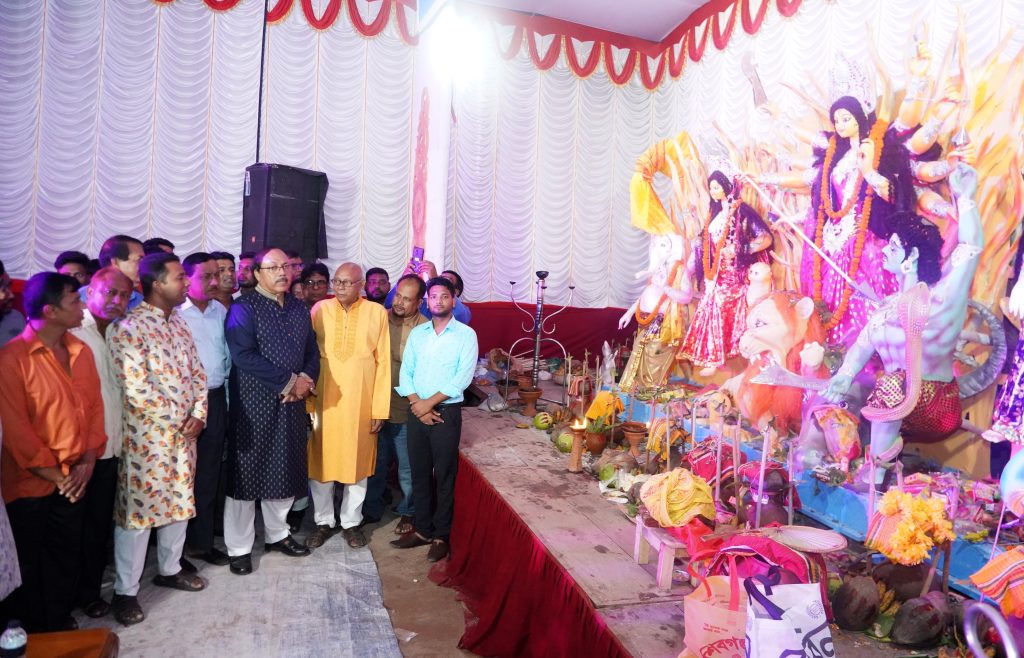 নগরীর বিভিন্ন পূজামণ্ডপ পরিদর্শন করলেন রাসিক মেয়র