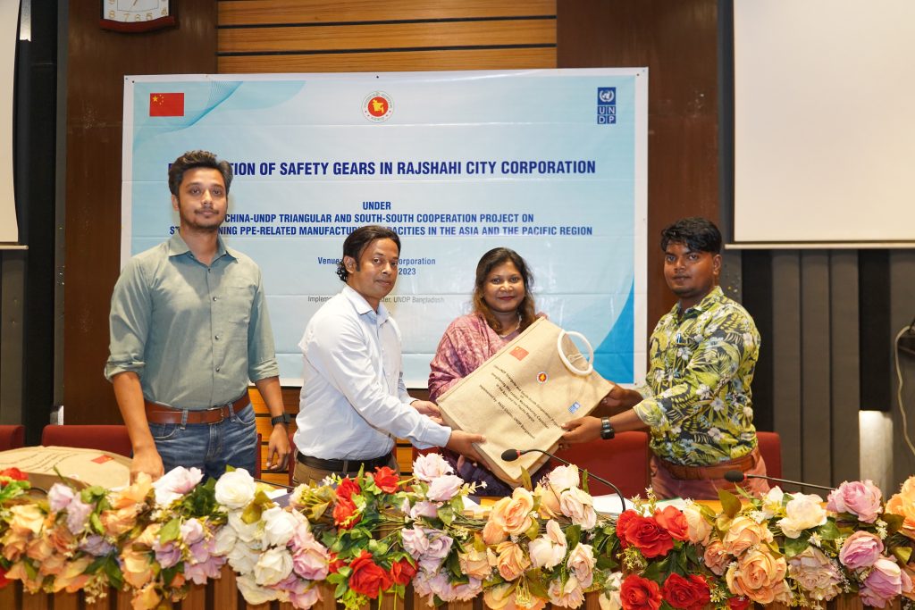 রাসিকের ৮৫ জন পরিবেশ কর্মীকে সুরক্ষা সামগ্রী দিয়েছে ইউএনডিপি