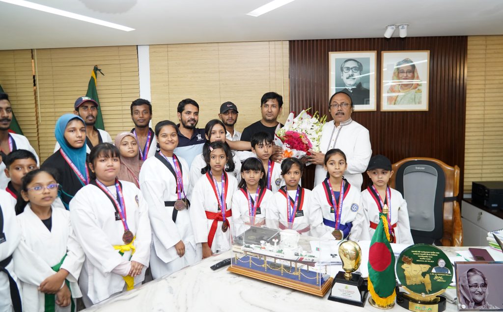 মেয়রের সাথে তায়েকোয়ানদোতে রানার্সআপ রাজশাহী দলের সৌজন্য সাক্ষাৎ