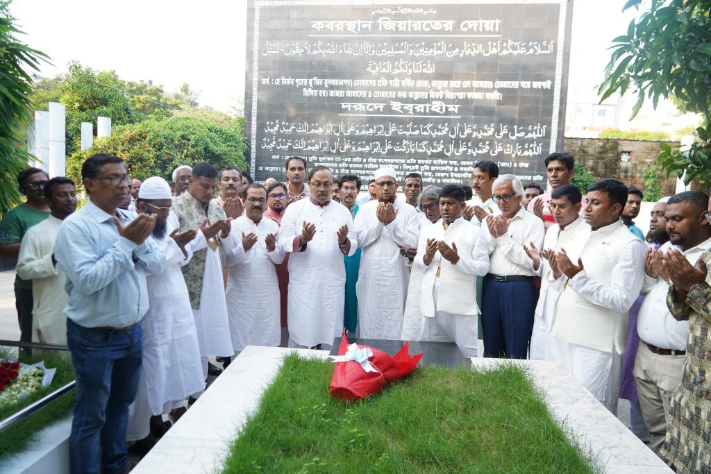 শহীদ কামারুজ্জামান ও মরহুমা জাহানারা জামানের কবর জিয়ারত করলেন রাসিক মেয়র