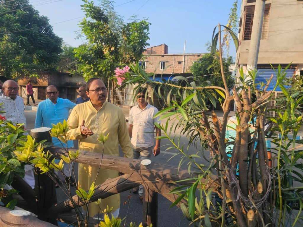 নগরীর সড়ক বিভাজকের গাছ কেটে ফেলেছে দুর্বৃত্তরা, থানায় অভিযোগ