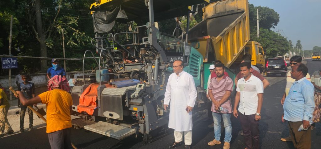 তালাইমারী থেকে কাটাখালী বাজার পর্যন্ত ছয়লেন সড়কের কার্পেটিং কাজ পরিদর্শনে রাসিক মেয়র