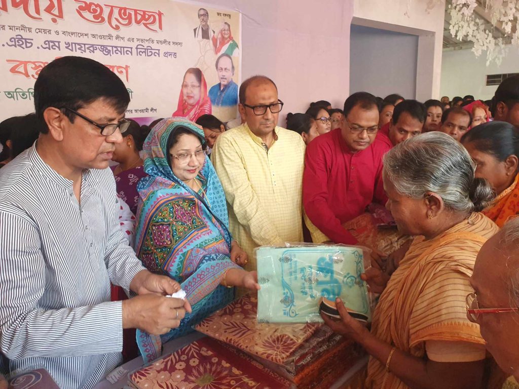 দুর্গাপূজা উপলক্ষ্যে রাসিক মেয়রের পক্ষ থেকে পাঁচ শতাধিক নারীকে শাড়ি প্রদান