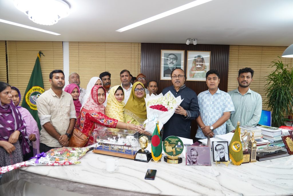 তৃতীয় বারের মতো দায়িত্ব গ্রহণ করায়   রাসিক মেয়রকে ফুলেল শুভেচ্ছা জ্ঞাপন