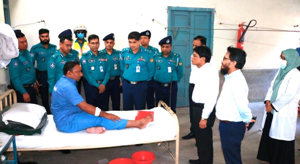 দুর্বৃত্তদের হামলায় আহত সহকর্মীকে দেখতে হাসপাতালে আরএমপি’র কমিশনার