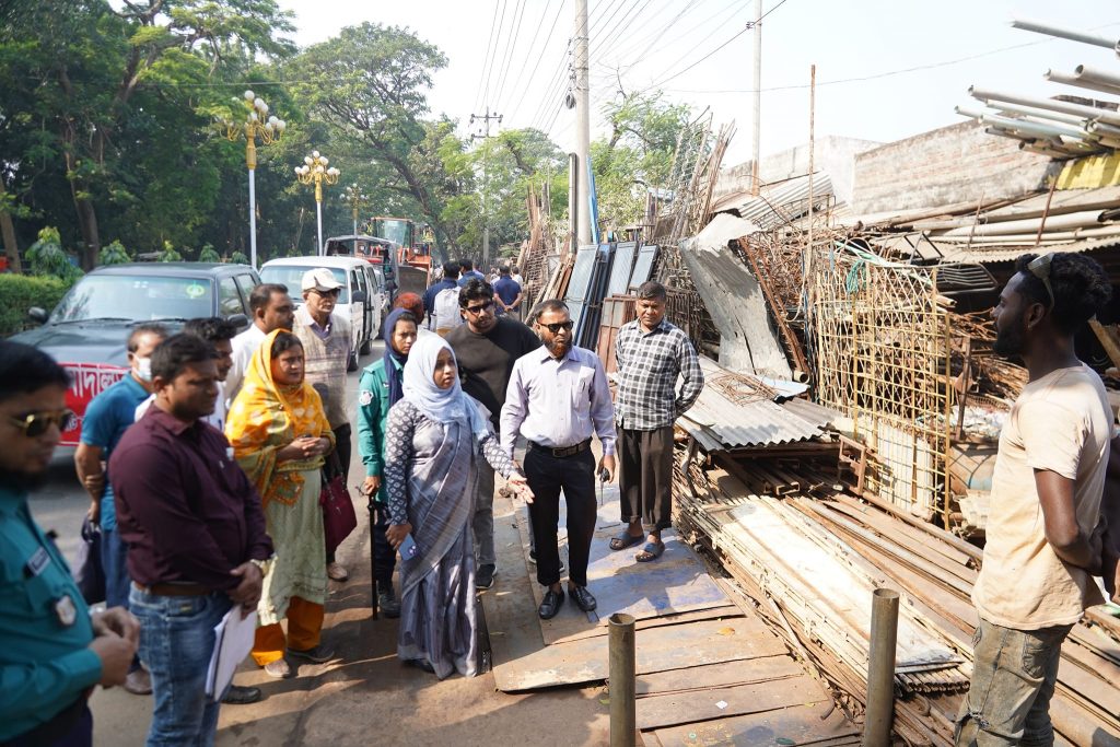 নগরীর সড়ক-ফুটপাত দখলমুক্তকরণ ও অবৈধ স্থাপনা উচ্ছেদে রাসিকের অভিযান