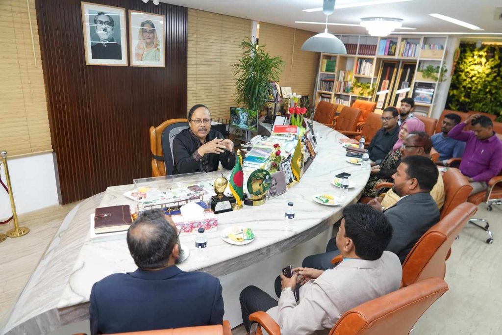 উন্নয়ন কার্যক্রম বিষয়ে রাসিক মেয়রের সাথে গণপূর্ত অধিদপ্তরের কর্মকর্তাদের মতবিনিময়