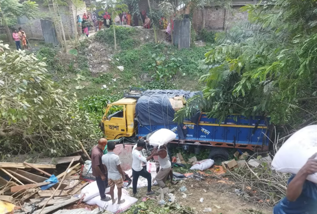 রাজশাহীতে ট্রাকের ধাক্কায় একই পরিবারের চারজনসহ ৫জন নিহত