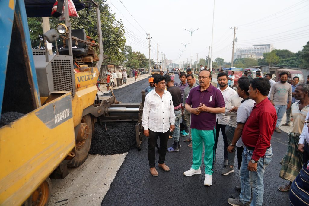 কাঠালবাড়িয়া মোড়-হাইটেক পার্ক রাস্তা কার্পেটিং কাজ পরিদর্শনে রাসিক মেয়র