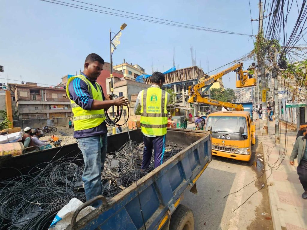 রাজশাহী নগরীতে তারের জঞ্জাল অপসারণ করতে রাসিকের আভিযান