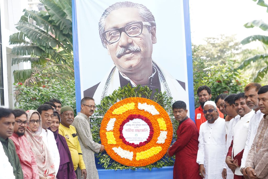 বঙ্গবন্ধুর প্রতিকৃতিতে ও শহীদ এএইচএম কামারুজ্জামানের সমাধীতে রাসিকের নবনির্বাচিত প্যানেল মেয়রগণের শ্রদ্ধা 