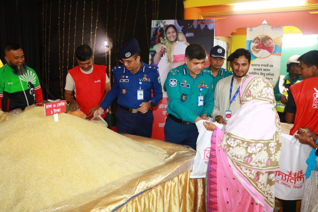 সুবিধাবঞ্চিতদের জন্য ‘আজব বাজার’ উদ্বোধন করলেন আরএমপি কমিশনার