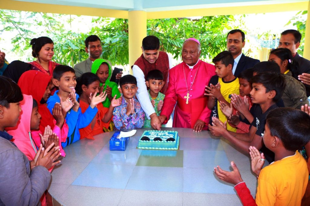 বড়দিনে খ্রিষ্টান বিশপ হাউস পরিদর্শন করলেন আরএমপি’র কমিশনার