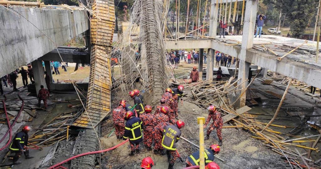 রাজশাহী বিশ্ববিদ্যালয়ে ধসে পড়ল নির্মাণাধীন হলের ছাদ