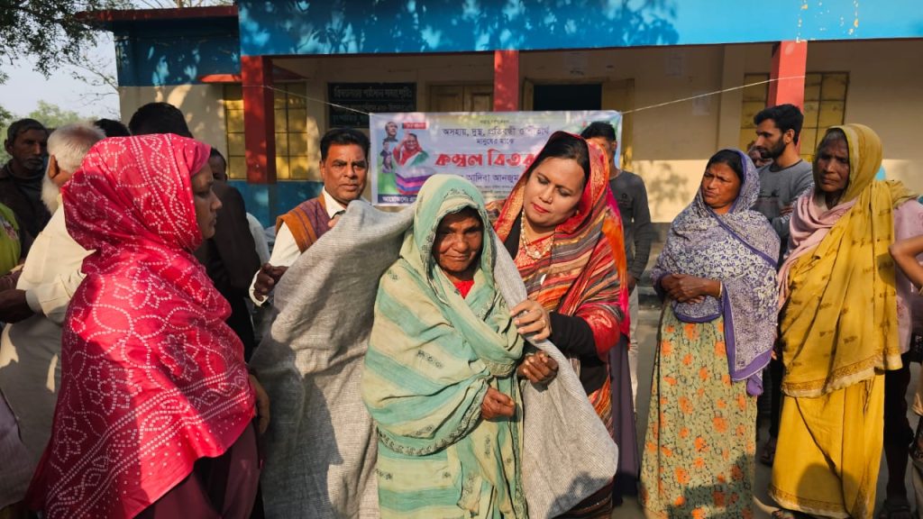 কম্বল নিয়ে পদ্মার প্রত্যান্ত চরবাসীর পাশে এমপি মিতা