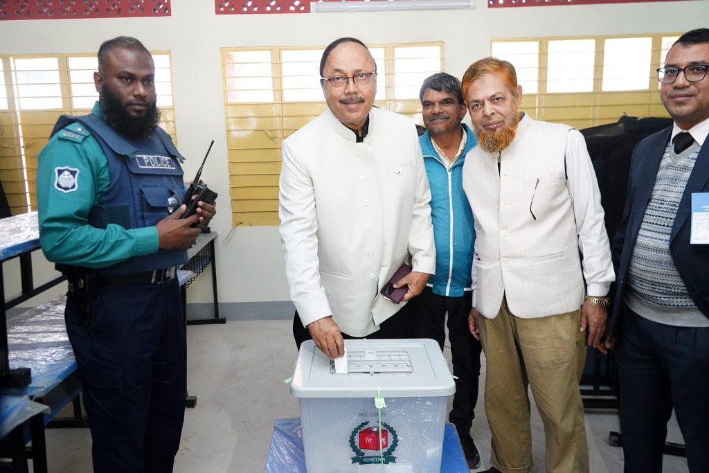 দ্বাদশ জাতীয় সংসদ নির্বাচনে ভোট দিলেন রাসিক মেয়র