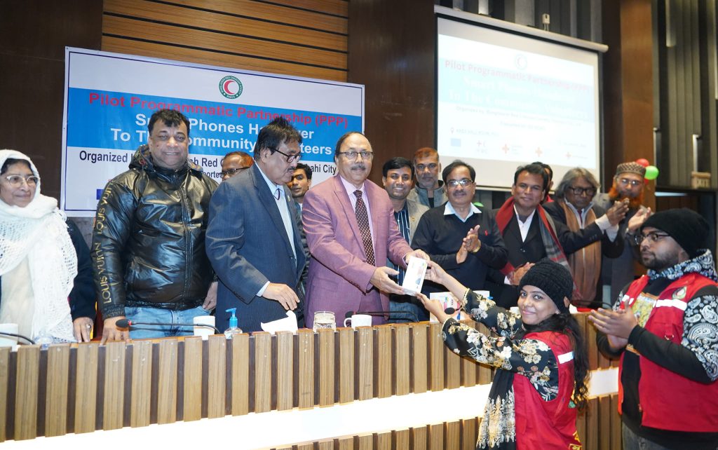 রেড ক্রিসেন্ট সোসাইটি রাজশাহী সিটির উদ্যোগে কমিউনিটি স্বেচ্ছাসেবকদের মাঝে স্মার্ট ফোন বিতরণ