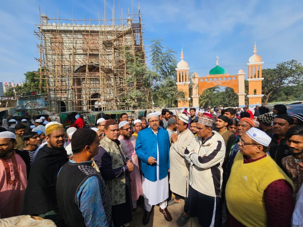 শাহ মখদুম দরগাহ শরীফের প্রধান ফটক নির্মাণ কাজ পরিদর্শনে রাসিক মেয়র