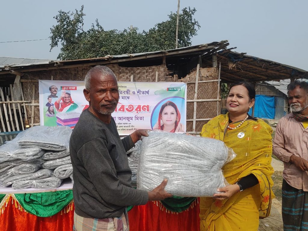 রাজশাহীতে আদিবাসীদের মাঝে এমপি মিতার শীতবস্ত্র বিতরণ