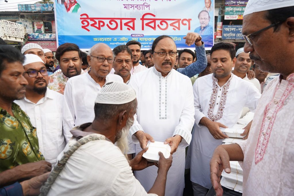 পথচারীদের মাঝে ইফতার বিতরণ করলেন রাসিক মেয়র