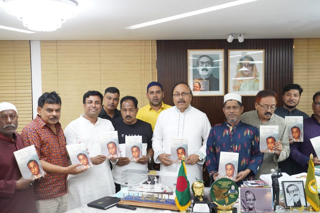 শহিদ এএইচএম কামারুজ্জামান’ গ্রন্থ রাসিক কাউন্সিলর-কর্মকর্তাদের প্রদান