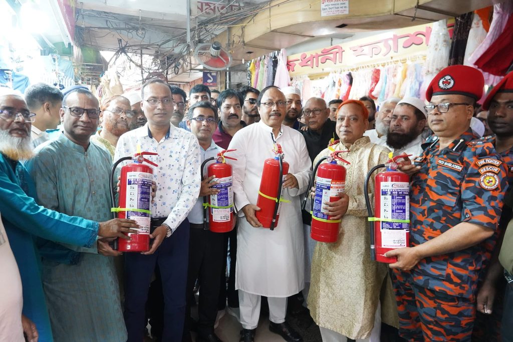 রাজাশাহী আরডিএ মার্কেটে ২৫০টি অগ্নি নির্বাপক ফায়ার এস্টিংগুইশার স্থাপন