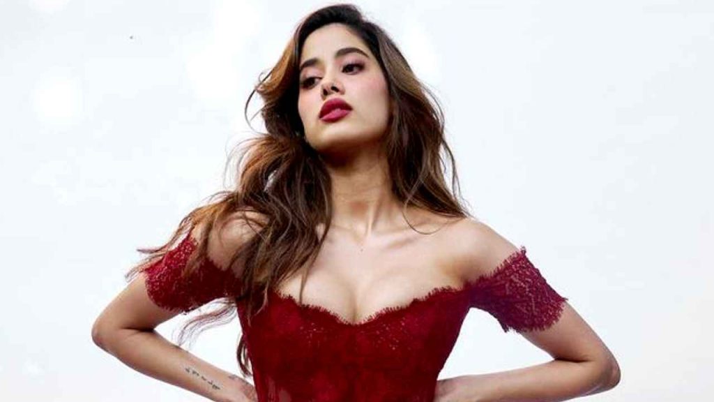 ‘ভুলভাল অ্যাঙ্গল থেকে ছবি তুলবেন না, একটু সভ্য হোন!’: Janhvi Kapoor