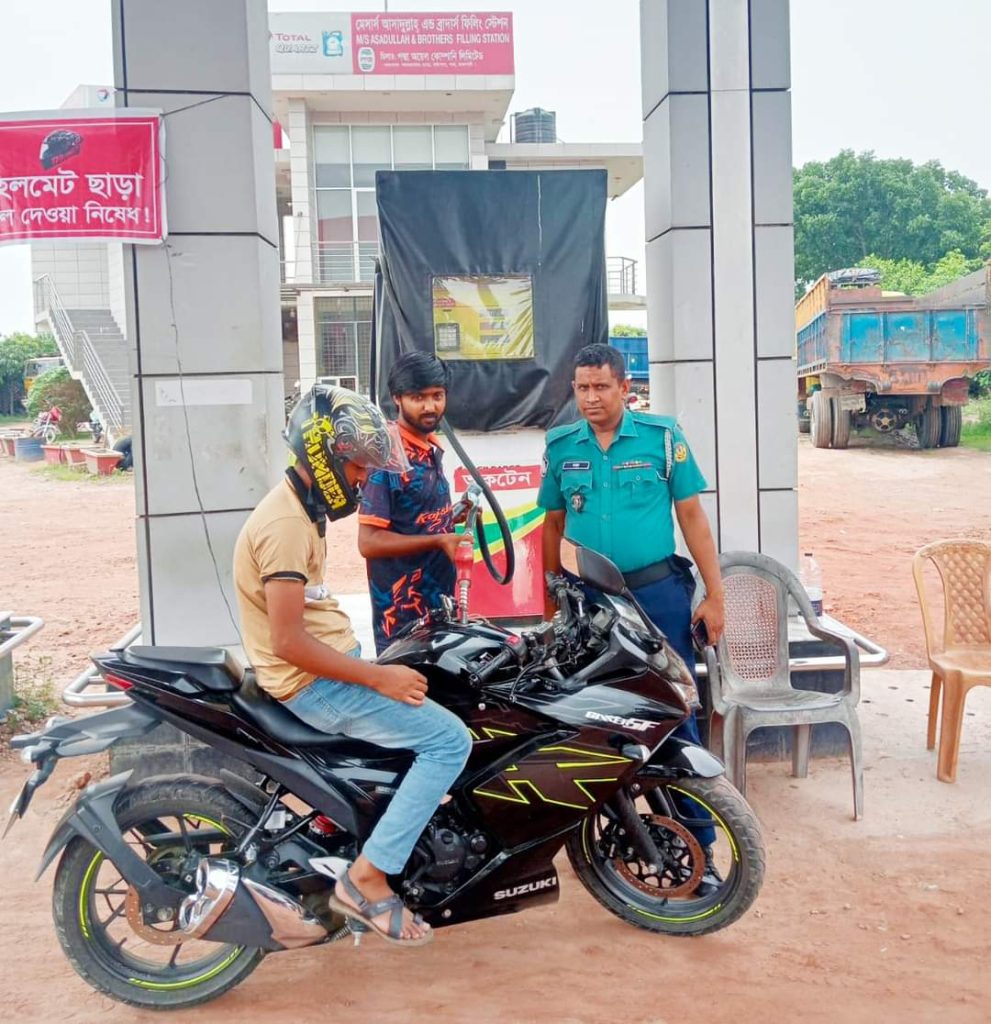 রাজশাহীতে নো হেলমেট, নো ফুয়েল’ বাস্তবায়নে পাম্পগুলোতে পুলিশের ডিউটি