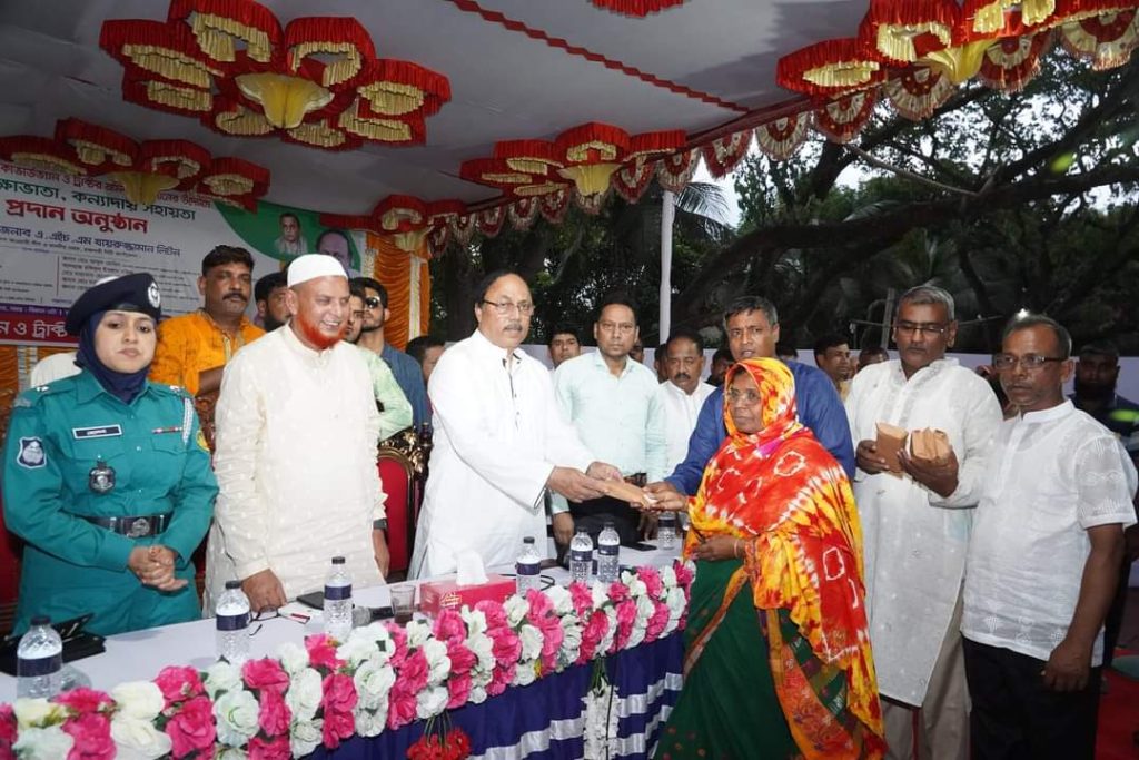 রাজশাহী জেলা ট্রাক, ট্যাংকলরী, কাভার্ডভ্যান ও ট্রাক্টর শ্রমিক ইউনিয়নের উদ্যোগে ৪০ লাখ টাকা অনুদানের অর্থ বিতরণ