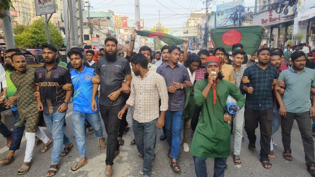দুই রকম বক্তব্য দেওয়ায় রাষ্ট্রপতির বিচার দাবি জানিয়ে রাজশাহীতে বিক্ষোভ